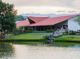 Hotel Brisas La Gaviota Mariquit-Tolima，位于马里基塔的带泳池的酒店