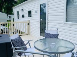 WL56 - Amazing Cosy Three Bedroom Mobile Home with DECKING Haggerston CASTLE Holiday Park - ENTERTAINMENT PASSES NOT INCLUDED!，位于特维德上游的贝里克的酒店