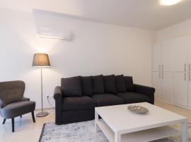 Great Two Bedrooms Apartment in Varkiza，位于瓦里的酒店