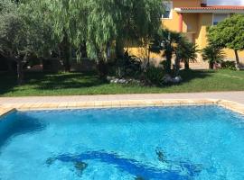 Chalet con gran jardin y piscina privada，位于佩尼斯科拉的酒店