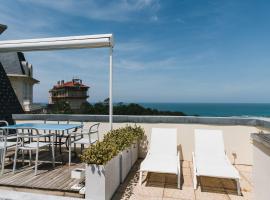 APPARTEMENT PISCINE TERRASSE 1 MIN PLAGE et GOLF，位于比达尔的酒店