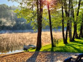Mazurska Zatoka Resort & Spa - Apartamenty nad jeziorem z prywatną plażą i podgrzewanym basenem zewnętrznym, Mazury w rytmie SLOW，位于武克塔的酒店