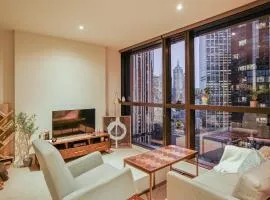 Cosy 2-bedroom retreat with city view near QVM