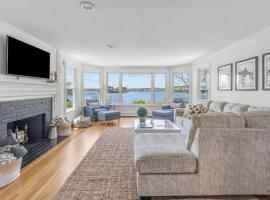 Stunning Waterfront Home with Hot Tub Deck Fire Pits and Office，位于丹尼斯的酒店