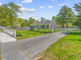 Cottage Oasis by Lake with Kayaks Fire Pit and a Huge Yard，位于丹尼斯的酒店