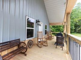 Kentucky Coal Cabin 2 min from Lake Cumberland，位于Jamestown的酒店