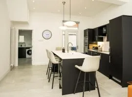 Luxury Central 4 BDR house by Belfast City Breaks