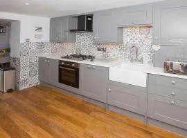 Luxury cottage, 15 mins to beach, 2 mins to town