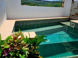 La Casa Junto al Sendero del Río & Piscina # aire acondicionado，位于Los Romeros的酒店