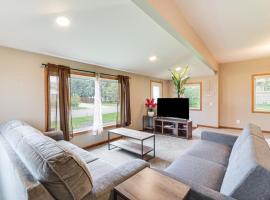 Serene Devils Lake House with Deck and Fire Pit!，位于魔鬼湖的酒店