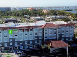 Holiday Inn Express & Suites - St. Petersburg - Madeira Beach by IHG，位于圣彼得堡的酒店
