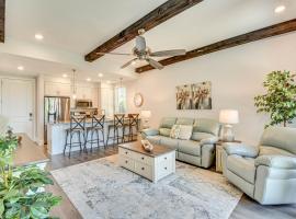 Toccoa Condo on Golf Course with Patio and Grill，位于Toccoa的酒店