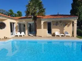A La Topaze #Gîte calme #3 pers #Piscine privée #Cholet #Wifi haut débit #Préau #Cholet #Parc japonais #Puy du F ou
