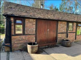 Cottage in Jacobean Farmhouse grounds，位于滕伯里的酒店