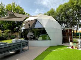 DOMEGLAMPING at FISHINGLAKE，位于Ságvár的酒店