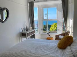 Ocean Terrace, Ilfracombe Spacious, Sleeps 8, Stunning Sea Views, Parking, Garden, Pet Friendly，位于伊尔弗勒科姆的酒店