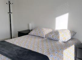 Chambre pour 2 personnes avec SDB Privée，位于塞尔吉的酒店