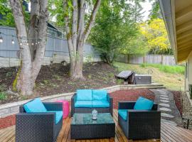Pet-Friendly Sammamish Home with Deck about 3 Mi to Lake，位于Sammamish的酒店