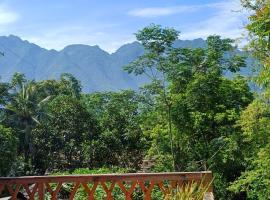 Hill House，位于枚州县的带停车场的酒店