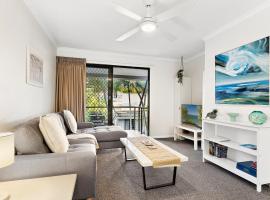 Upstairs 1 Bedroom Unit in Noosaville Resort，位于努萨维尔的带停车场的酒店