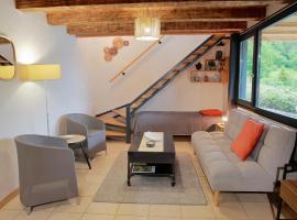 Chalet near Donon Pass with Pond Views，位于Métairies-Saint-Quirin的酒店