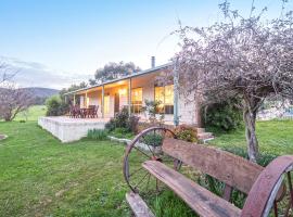Hillview, Halls on Falls Homestead，位于Strath Creek的酒店