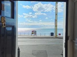 Spacious Seafront Apartment, Beach & Sea Views, Parking