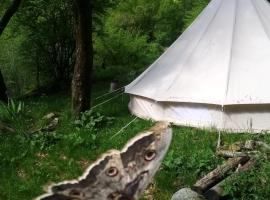 Grande Tente Tipi en pleine forêt，位于Burzet的豪华帐篷
