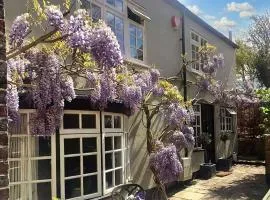 Boutique cottage with fabulous hot tub and generous garden