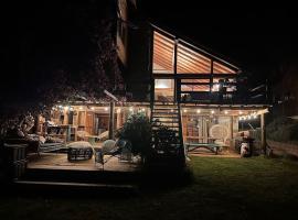 Casa con borde de lago Vichuquen，位于维丘肯的酒店