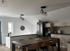 Vila Oasis，位于奥拉迪亚的带停车场的酒店