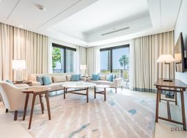Seafront 4BR Apartment with Assistant Room in The Address Fujairah Residences Block B, Fujairah by Deluxe Holiday Homes，位于富查伊拉的酒店