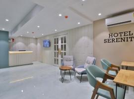 Hotel Serenity，位于艾哈迈达巴德SG Highway的酒店