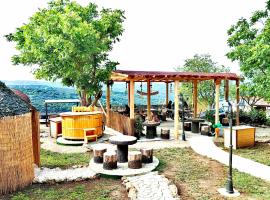 Complex ARBANASHKI STYLE-Panoramic View with Summer and Winter terrace, TRADITIONAL FOOD, Jacuzzi, Sauna, Children's and Adult Area with Cinema Summer，位于大特尔诺沃的民宿