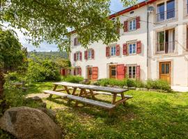 La Grande Maison Rouge，位于Angoustrine的酒店