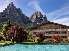 Artnatur Dolomites Hotel & Spa，位于修希塞斯-赛泽尔阿尔姆缆车附近的酒店