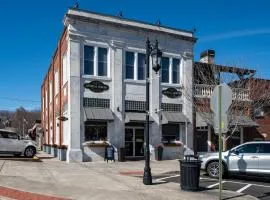 Main & Main - Downtown Blue Ridge, GA - Luxurious Downtown Retreat, Gas Log Fireplace, King Master Suite - Blue Ridge, GA