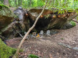 Tuckaway Cave - Cabin on Fightingtown Creek - Mountain Surroundings, Hot Tub, Firepit, Private Access To Fightingtown Creek, Wat，位于车里罗格的酒店