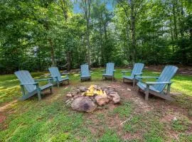 The Loose Caboose - Blairsville GA - Lake Views, Cozy Fireplace, Screened Porch, Free Firewood, Corn Hole Boards, Tire Swing, Ha