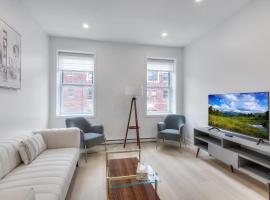 Free indoor parking Cozy & Spacious condo In heart of downtown，位于蒙特利尔的酒店