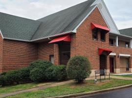 Red Roof Inn & Suites Cornelius - Lake Norman，位于科尼利厄斯的酒店
