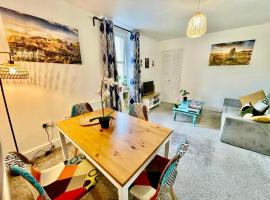 Cosy authentic flat in the heart of Galashiels，位于加拉希尔斯的酒店