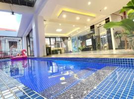 Sunflower Villa - Free Bida - Ph&ograve;ng Karaoke - C&oacute; Thang M&aacute;y - 10 Ph&ograve;ng Ngủ - Gần Biển，位于头顿的酒店