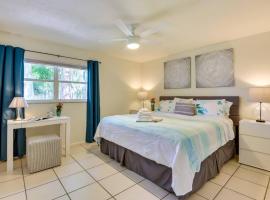 Coconut Cove Mid-long term stays available Walk to Downtown Trolly to BEACHES，位于萨拉索塔的酒店