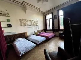 Spacy Room in Old Townhouse Relaxed Vibe with LATE Check-out!