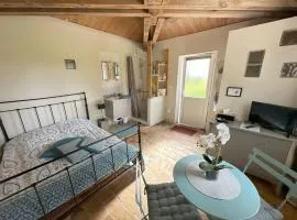 Maisonnette indépendante au calme dans un grand jardin