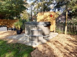 Rumah Senang Wellness met hottub en tuin，位于Ewijk的酒店
