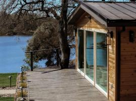Treehouse Overlook At Lakewood，位于欧本的酒店