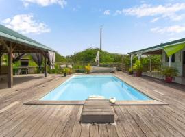 Bungalow à petit Macabou piscine & plage à proximité，位于勒沃克兰的酒店