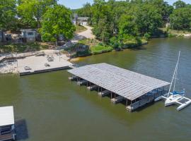 Lakeshore Fishing Cabin 5, dock, boat slip and firepit area，位于奥沙克湖的酒店